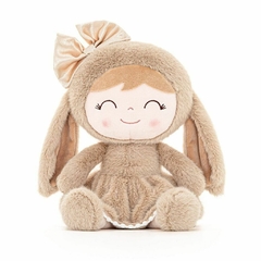 GLOVELEYA - KIT PÁSCOA BONECA COELHA E CHAVEIRO + BRINDE - MARROM - Mamu Kids Store