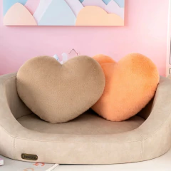 GLOVELEYA - ALMOFADA PELÚCIA CORAÇÃO - LARANJA - Mamu Kids Store