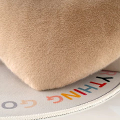 GLOVELEYA - ALMOFADA PELÚCIA CORAÇÃO - MARROM