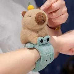 PELÚCIA AGARRADINHA PULSEIRA CAPIVARA 20CM - LARANJA