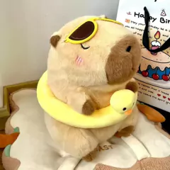 PELÚCIA CAPIVARA 25CM - BÓIA AMARELA - Mamu Kids Store