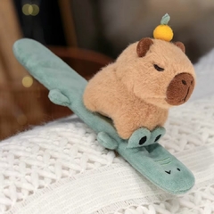 Imagem do PELÚCIA AGARRADINHA PULSEIRA CAPIVARA 20CM - LARANJA