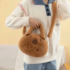 BOLSA DE PELÚCIA 26CM CAPIVARA 3D - COM ALÇA AJUSTÁVEL na internet