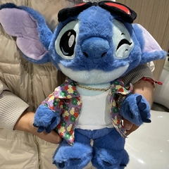 DISNEY - PELÚCIA COM BOLSO E ALÇA LILO E STITCH 30CM - CAMISA HAVAIANA - Mamu Kids Store