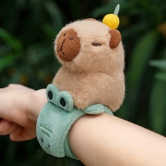 PELÚCIA AGARRADINHA PULSEIRA CAPIVARA 20CM - LARANJA - Mamu Kids Store