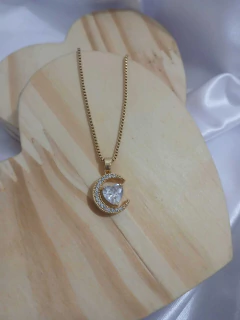Colar Pingente Lua Coração Cravejado Aço Inoxidável Dourado - Deusa da Moda