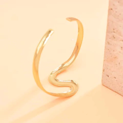 Bracelete Antebraço Liso com Onda Elegância Minimalista