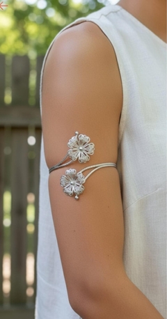 ✨ Bracelete de Metal Flor Dourado – Bijuteria Elegante para Braço Superior ✨ - loja online