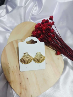 Brinco Feminino Concha Dourado – Bijuteria Moda Praia - Deusa da Moda
