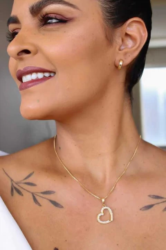 Colar Folheado Feminino com Pingente de Coração Delicado na internet