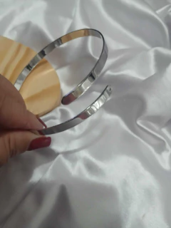 Descrição Completa – Bracelete Liso Largo Uma Volta (Bijuteria)