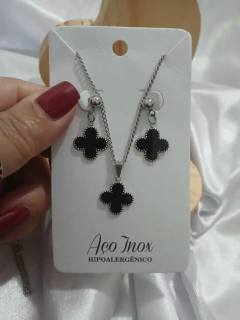 Colar em Aço Inoxidável com Pingente de Trevo + Brinco – 45cm na internet