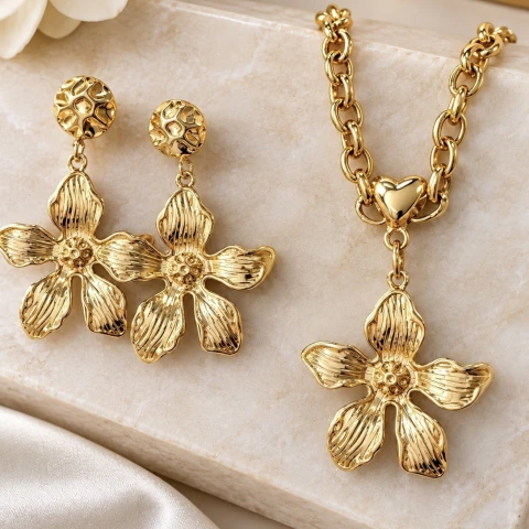 Conjunto de Colar e Brincos Florais