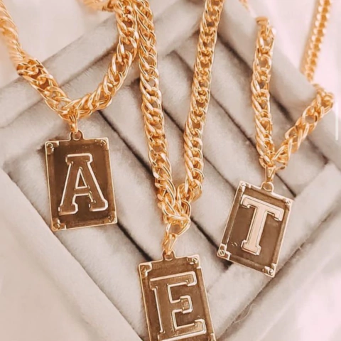 Colar letra retangular folheado