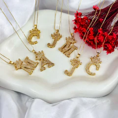 Colar pingente letra com coroa - comprar online