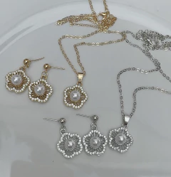 Conjunto flor cravejado na internet