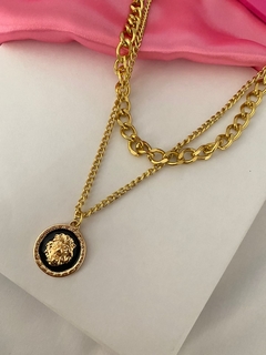 Colar Versace dourado e preto