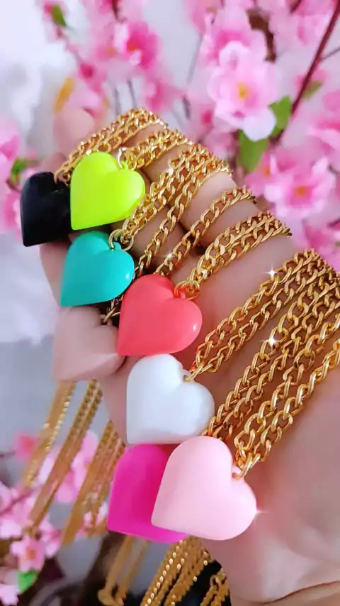 Colar coração colorido