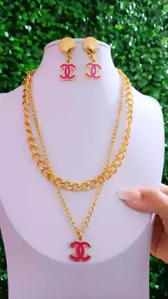 Conjunto colar e brinco Chanel na internet