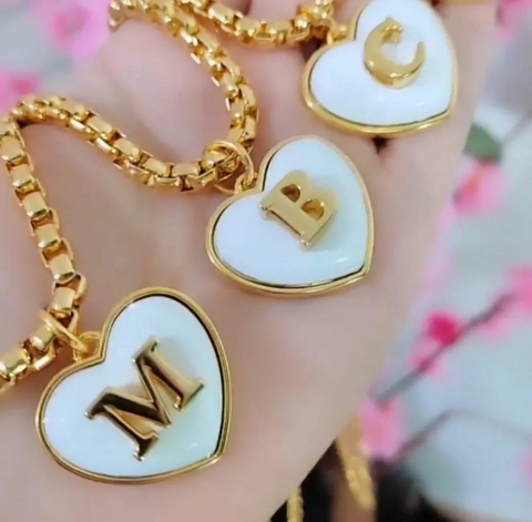 Colar letra white luxo