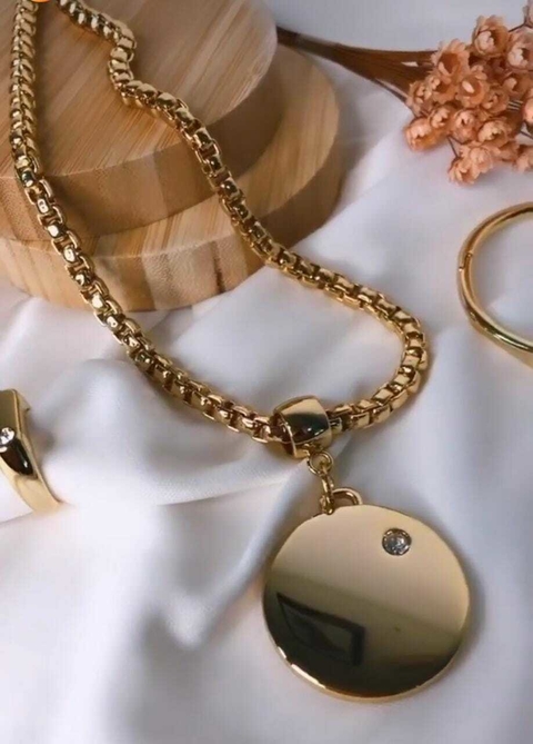 Colar medalhão strass
