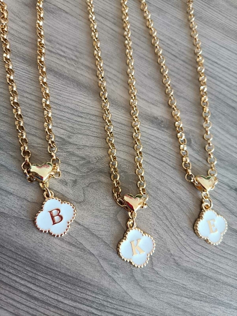 Colar trevo branco letra elo coração