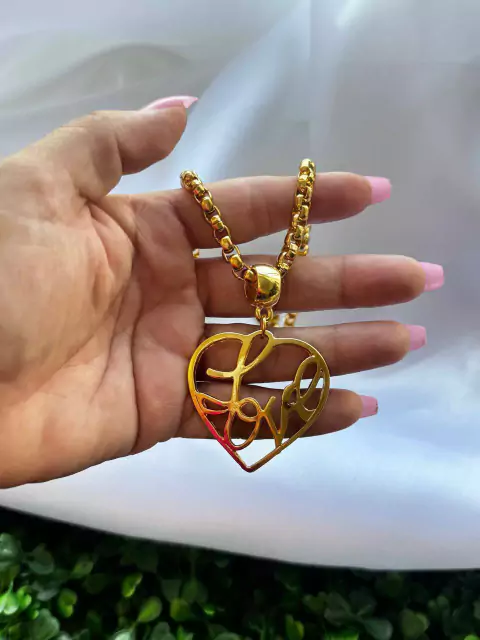 Colar love vazado