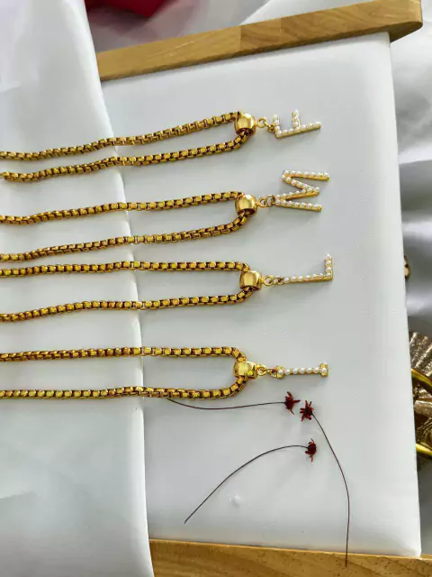 Colar letra pérolas