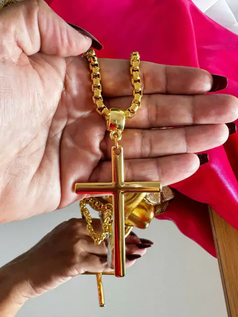 Colar crucifixo luxo