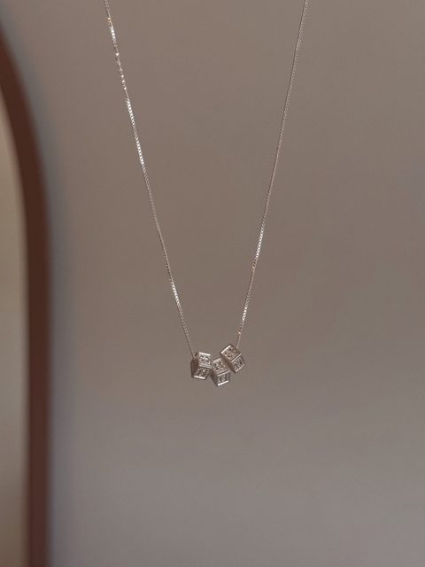 COLAR 3 QUADRADINHOS CRAVEJADO