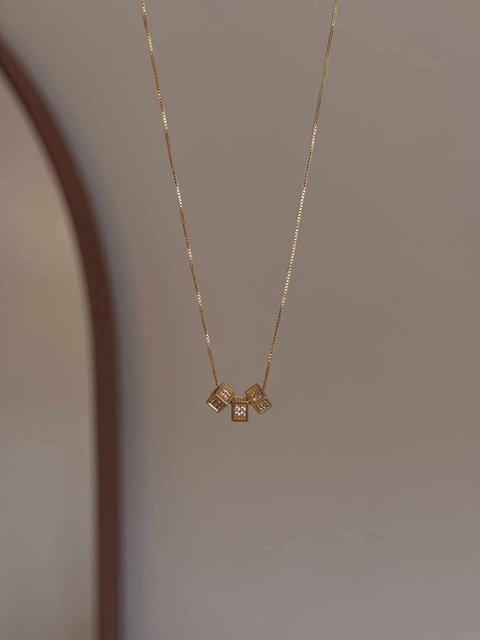 COLAR 3 QUADRADINHOS CRAVEJADO