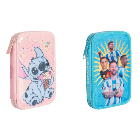 Dos cartucheras Mooving de un piso, una rosa con diseño de Stitch comiendo un helado y otra celeste con imagen de jugadores de la selección argentina de fútbol