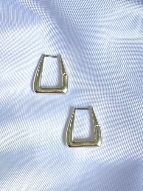 Brinco argola triangular média