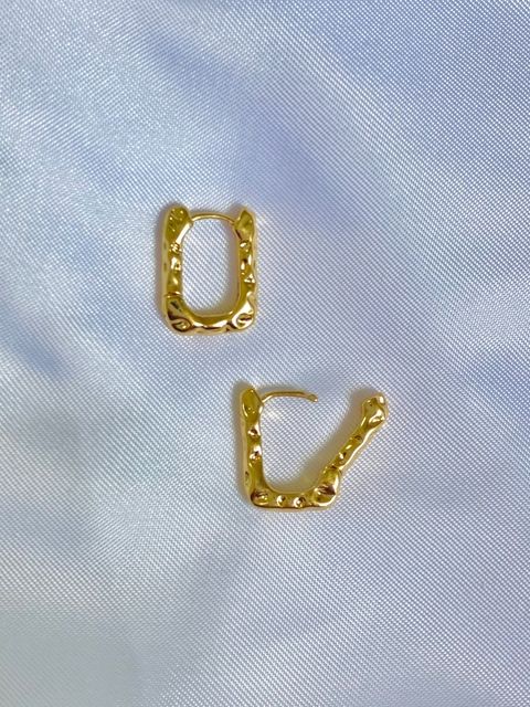 Brinco argola retangular martelada