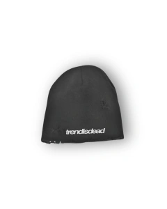 Gorro básico gris con diseño de tejido sencillo y logo blanco 'trendisdead' en la parte inferior