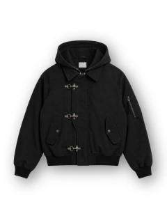 Campera Bull negra con capucha desmontable y cierres metálicos frontales