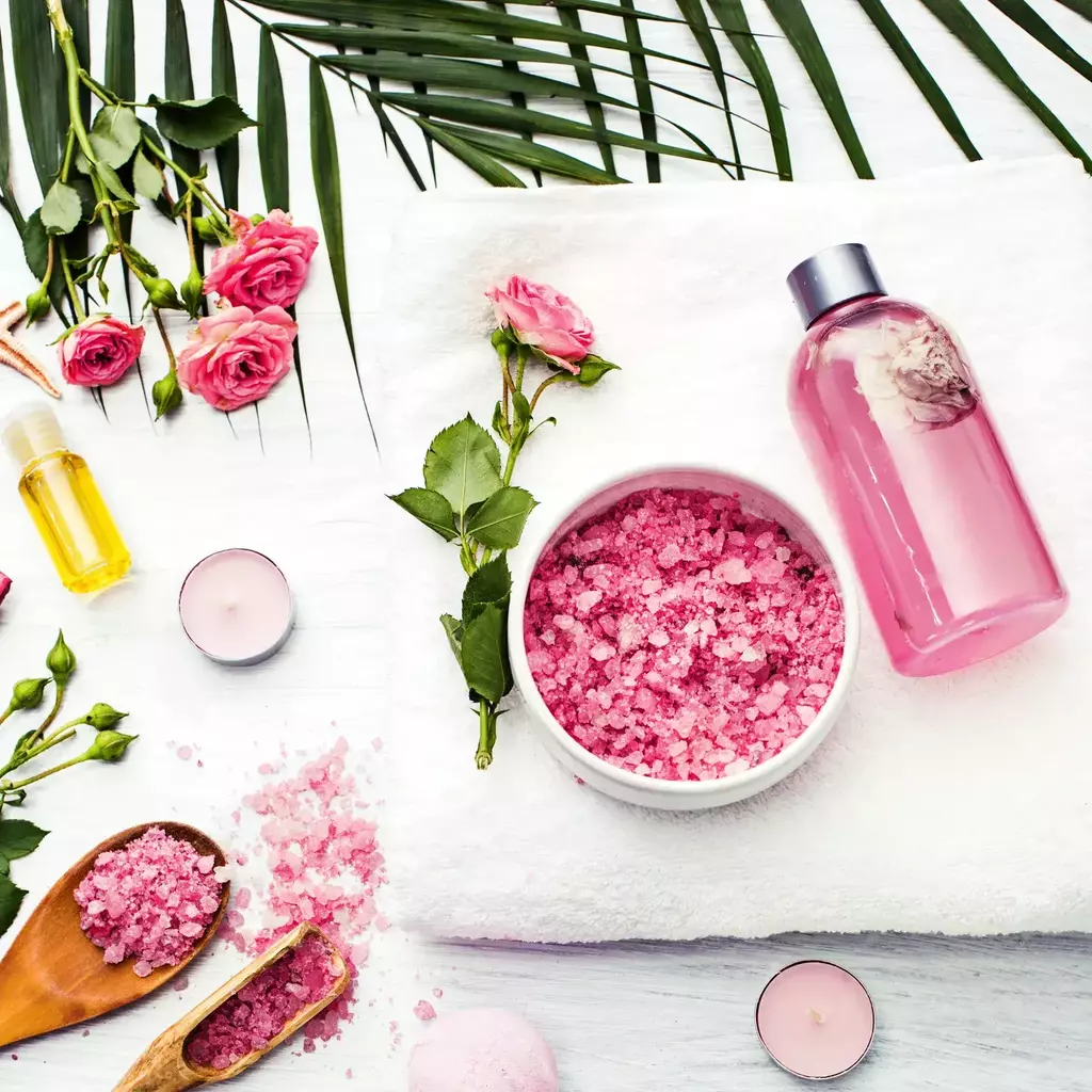 Agua de rosas e hibisco