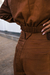 jaqueta cropped naomi marrom na internet
