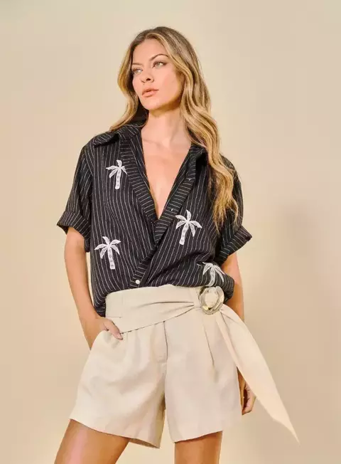 Short Curto em Alfaiataria em Linho com Cinto Open - comprar online