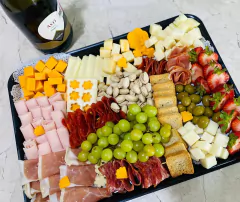 Platón de charcutería con vino en internet