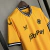 Camisa Wolverhampton I 23/24 Torcedor Castore - Amarelo-Alaranjado (Âmbar) - Tiger Sports | A Loja dos Torcedores e Amantes do Futebol!