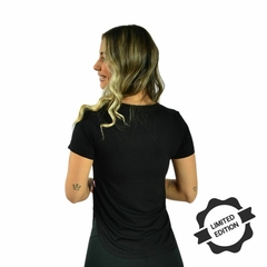 Blusa Viscolycra Manga Curta Gola V Feminina Edição Limitada - comprar online