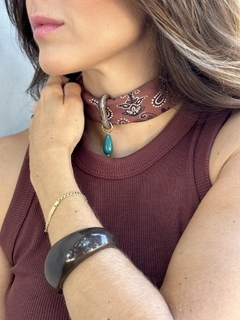 COMBO CAFÉ - REGATA + BANDANA C/ PINGENTE - Victoria Vendramini