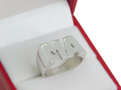 Imagen de Anillo Letras Oro Blanco 18k