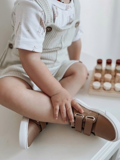 Zapatilla con abrojo Camel - Leroy Mayorista