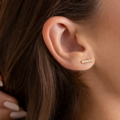 Brinco Palito com Zircônias Banhado a Ouro 18K Hipoalergênico - comprar online
