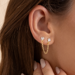 Brinco de Zircônias com Pino e Corrente Banhado a Ouro 18K Hipoalergênico