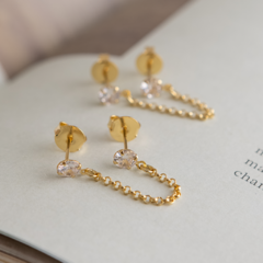 Brinco de Zircônias com Pino e Corrente Banhado a Ouro 18K Hipoalergênico - comprar online