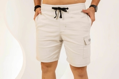 Short Mauricinho Sarja Detalhe De Bolso Cargo Revesst Jeans. 0000044
