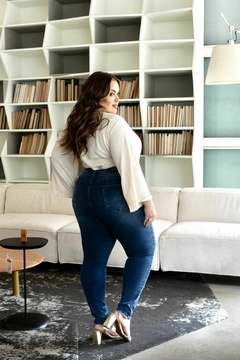 Calça Jeans Feminino Plus Size Preta, Com lycra, Cintura Alta, Detalhe De Ziper Na Barra, Revesst Jeans. 37257 na internet